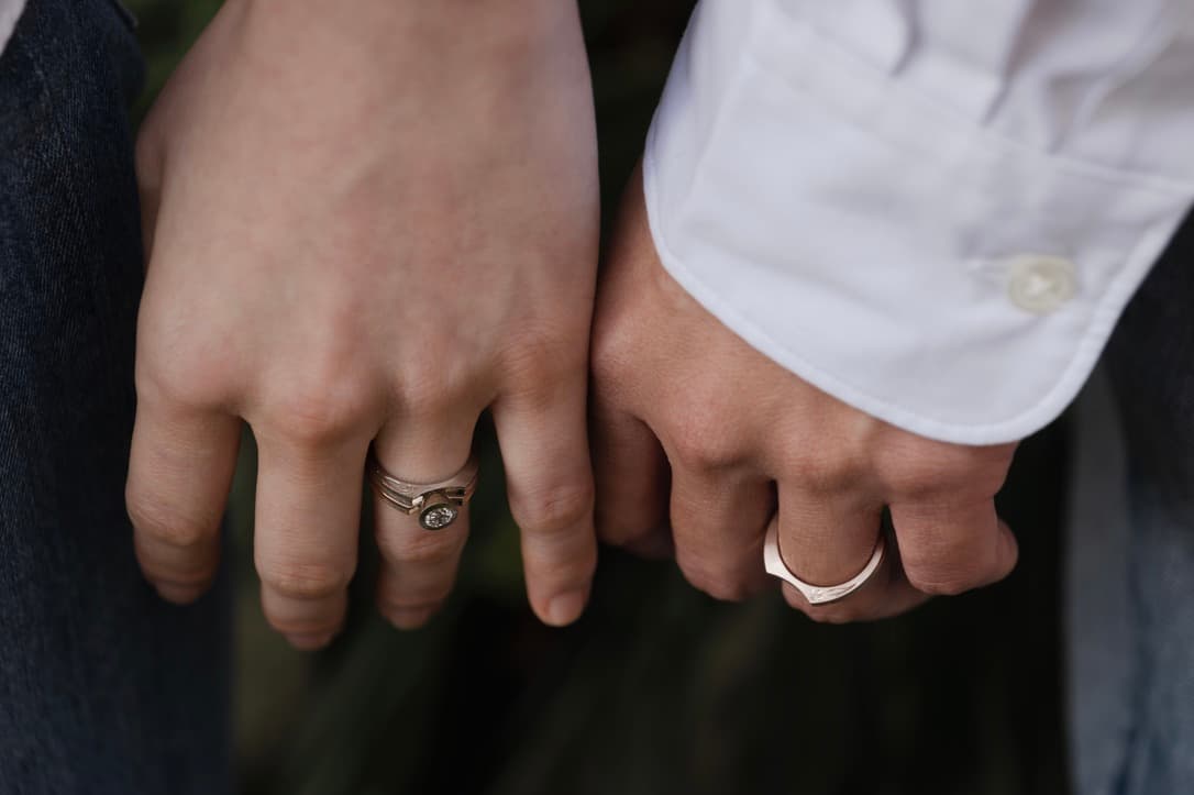 燕子花の彫りを和風に施した結婚指輪の着用画像
