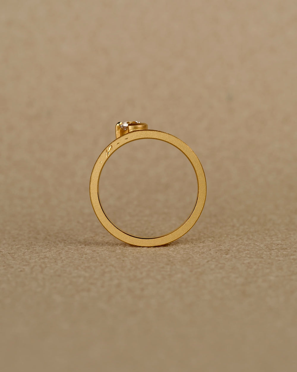 桔梗のモチーフで彫られた婚約指輪