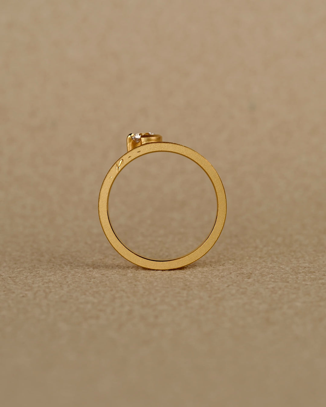 桔梗のモチーフで彫られた婚約指輪