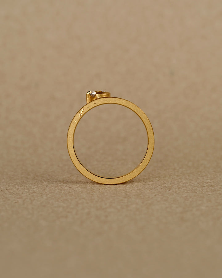 桔梗のモチーフで彫られた婚約指輪