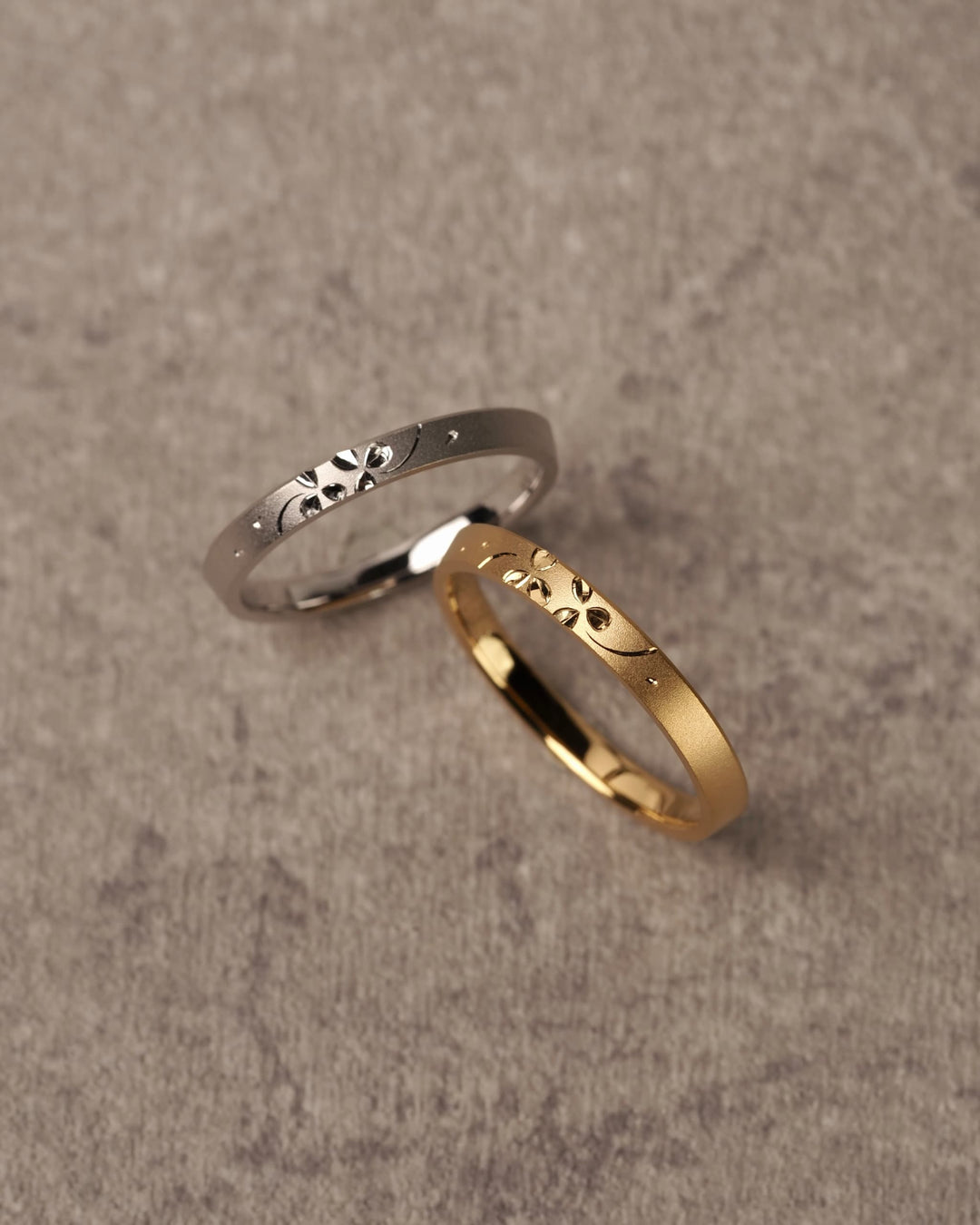 洋彫りでクローバーがデザインされた結婚指輪