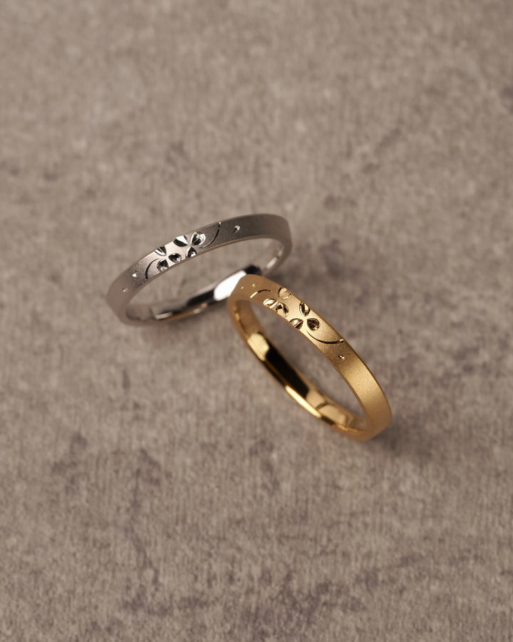 洋彫りでクローバーがデザインされた結婚指輪