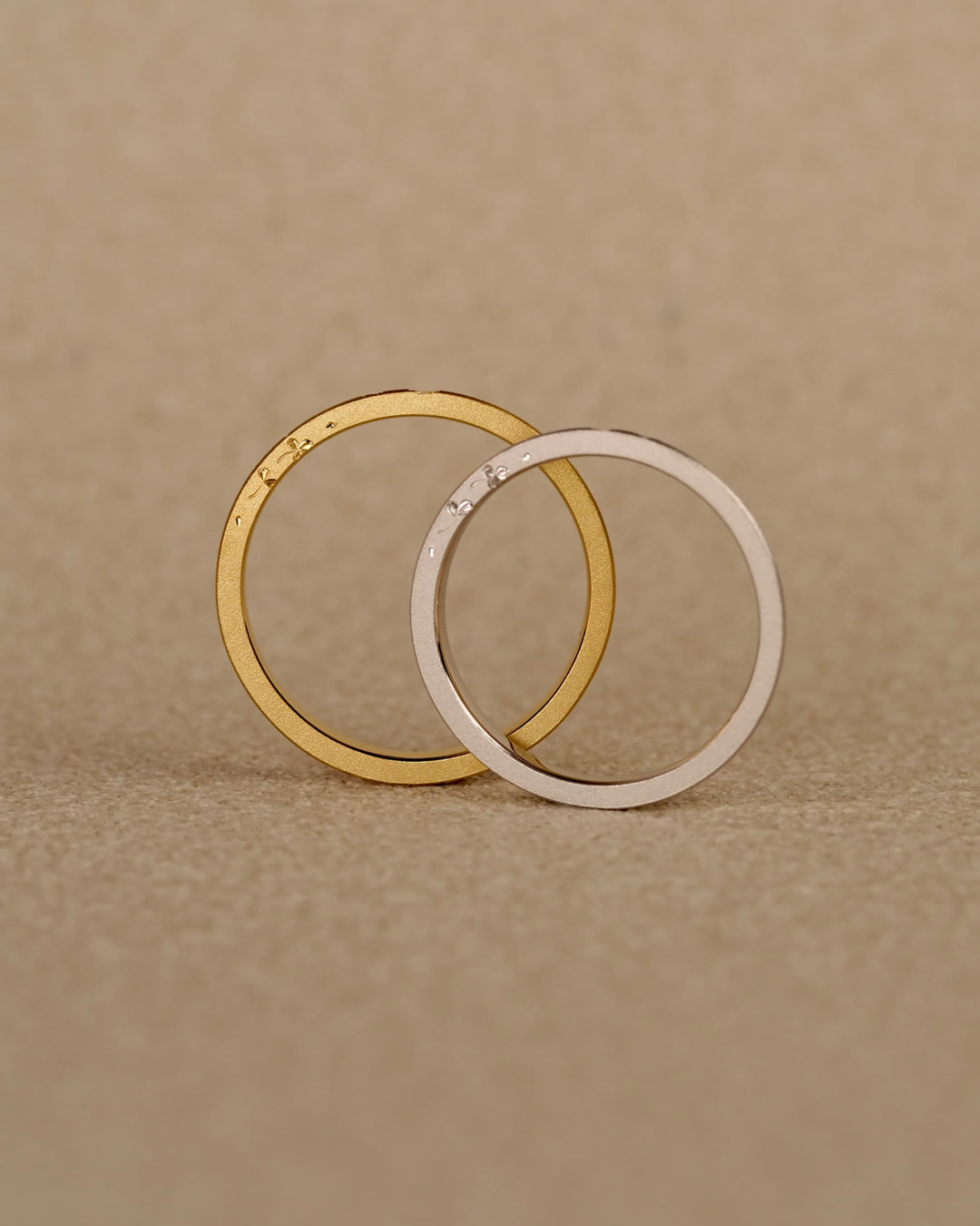 クローバーの彫りを施した結婚指輪